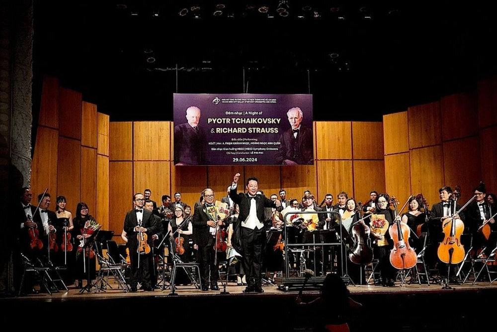 The Saigon Opera House Ho Chi Minh City is a place that regularly organizes performances gathering many famous musicians from home and abroad 